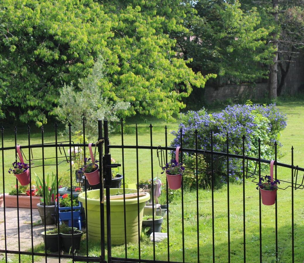 Bed and Breakfast Chez Martine Et Bernard Saint-Vincent-Sterlanges Exterior foto