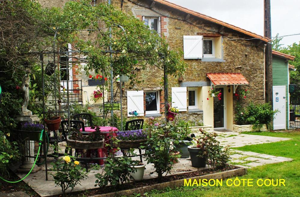 Bed and Breakfast Chez Martine Et Bernard Saint-Vincent-Sterlanges Exterior foto